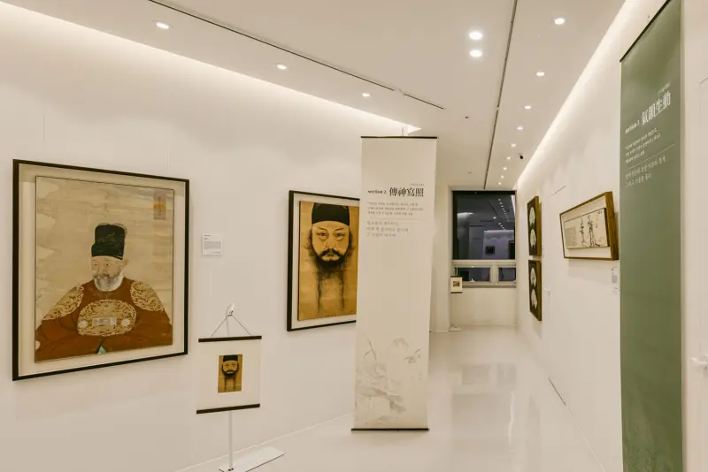 전통 초상화를 위한 모던 미니멀 갤러리 공간